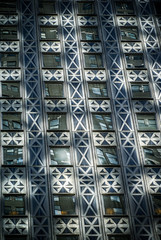 tessitura di riflessi solari su edificio