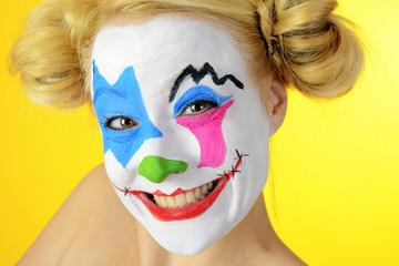 Clown mit Schminke zu Karneval, Fasching oder Fastnacht