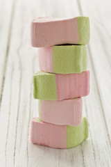 Stapel mit pastellfarbenen bunten Marshmallows