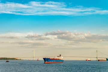 Obraz premium The Verrazano–Narrows Bridge is a double-decked suspension bridge that connects the New York City boroughs of Staten Island and Brooklyn.