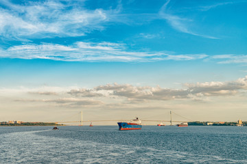 Obraz premium Most Verrazano – Narrows to dwupoziomowy most wiszący łączący dzielnice Staten Island i Brooklyn w Nowym Jorku.