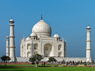 Fototapeta na wymiar The Taj Mahal on a cloudless day