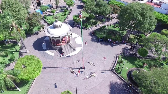Volando amarrados de los pies