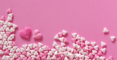 Zuckerherzen auf rosa Untergrund