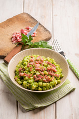 pasta with bacon  and peas sauce