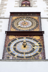 Fototapeta na wymiar Historische Uhren am Rathausturm in Görlitz, Deutschland