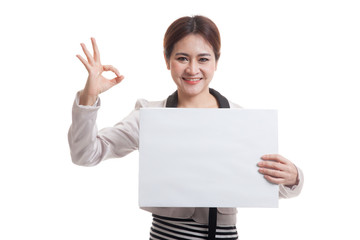 Naklejka premium Young Asian business woman show OK with white blank sign.