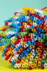 Абстрактное изображение с пластиковыми разноцветными трубочками
