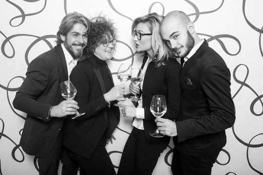 Gruppo di ragazzi che festeggiano e brindano in allegria 