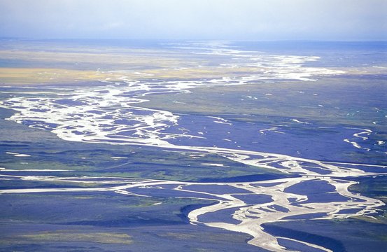 Fluss Skeidara / Skeiðará - Gletscherfluss mäandriert über schwarze Schwemmlandebene / Sanderfläche des Skeiðarásandur, Brücke der Ringstraße, Austurland, Island / Iceland, Europa
