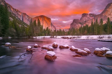 Fotobehang Yosemite National Park in de schemering met sneeuwkappen © FreebillyPhotography