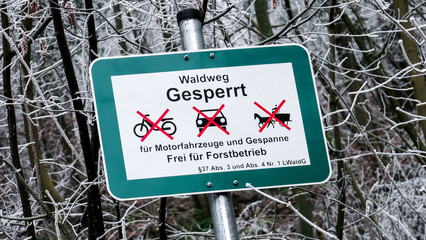Gesperrter Waldweg