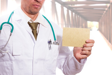 Mediziner hält ein Schild