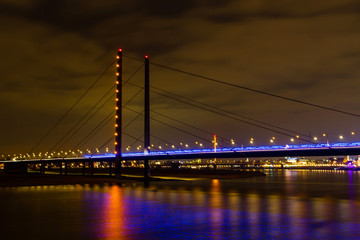 Rheinbrücke bei Nacht in Düsseldorf