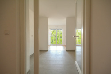 Neubau-Immobilie Umzug in neue Wohnung - Tür in modernes Wohnzimmer