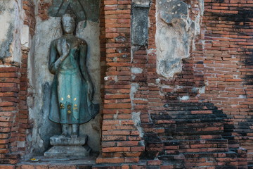 Fototapeta na wymiar Broken buddha statue, taken outdooor in afternoon