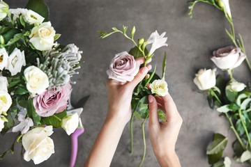 Fleuriste féminine faisant un beau bouquet au magasin de fleurs