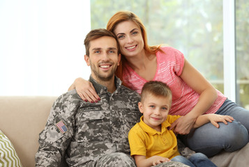 Obraz premium Soldier reunited with his family