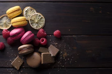 Foto op Plexiglas Gekleurde macarons en hun ingrediënten © Javier Somoza