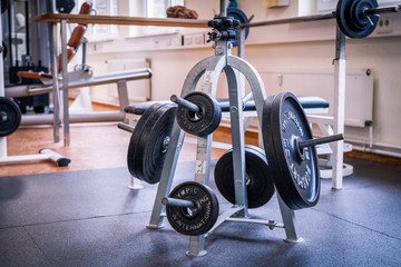 Hantelständer im Fitness-Studio