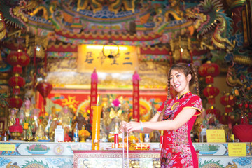 Obraz na płótnie Canvas Chinese woman in traditional cheongsam in the new year in the Shrine