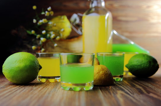 лимонад в рюмках с лаймом и лимоном