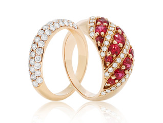 anillo y argolla en oro con diamantes rojos y blancos y rubies