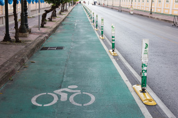 Obraz premium bicycle lane beside the road in the city.