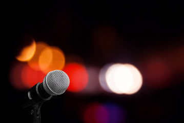 Obraz premium Microphone on stage background 