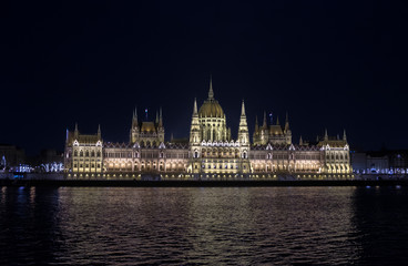 Fototapeta premium Beautiful illuminated famous Budapest parliament building along