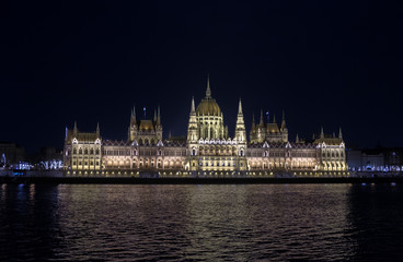 Fototapeta na wymiar Beautiful illuminated famous Budapest parliament building along