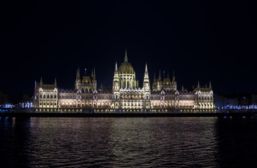 Fototapeta premium Beautiful illuminated famous Budapest parliament building along