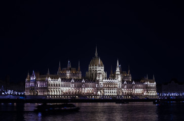 Fototapeta na wymiar Beautiful illuminated famous Budapest parliament building along