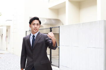 ガッツポーズのビジネスマン