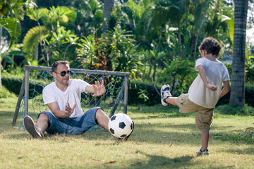 Naklejka premium Father and son playing in the park at the day time.