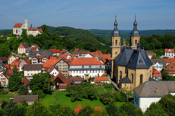 Obraz premium Wallfahrtsbasilika Gößweinstein und Burg Gößweinstein in Gößweinstein, Bayern, Deutschland