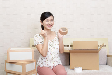 引越しをする女性