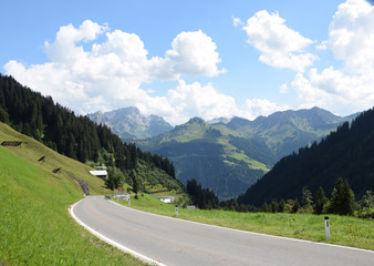 Naklejka premium Straße am Faschinajoch