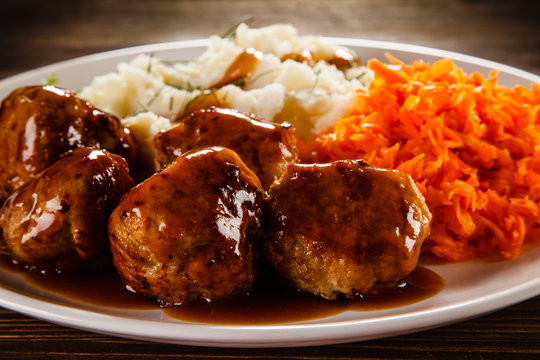 Roasted meatballs, mashed potatoes and vegetables 