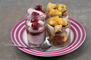 Assiette de crumbles aux cerises et aux pommes