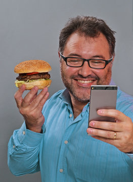 Amo comer hamburguesa y me tomo una foto.