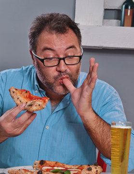 Chupando los dedos comiendo pizza