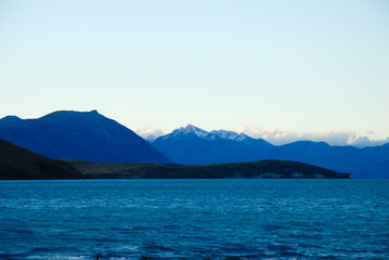 秋の夕暮れのテカポ湖とサザンアルプス（ニュージーランド）