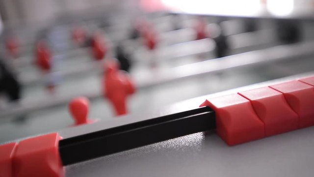 mano segna il risultato del calcio balilla