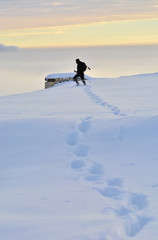 Fototapeta na wymiar Kar Üzerinde Gök Yüzüne Yolculuk