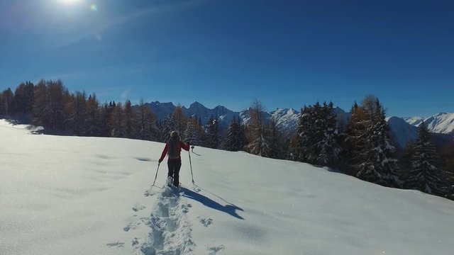 Escursionista con racchette da neve a Col de Bard in Valle d'Aosta con vista spettacolare sul Monte Bianco