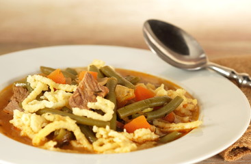 Bohneneintopf mit Spätzle und Rindfleisch