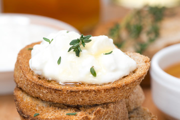 toasts with goat cheese, honey and thyme, horizontal