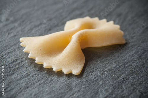 "pâtes en forme de papillon sur ardoise" Imagens e fotos de stock