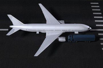LKW und Flugzeug auf dem Vorfeld eines Flughafens